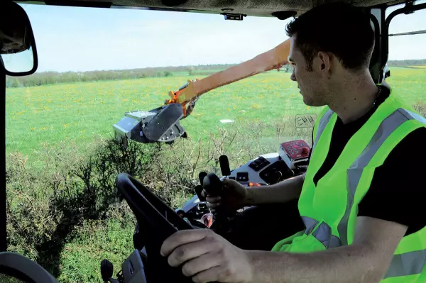 Kosiarka wysięgnikowa do trawy i żywopłotów KUHN MULTI-LONGER GII 5557 SP: widoczność i wydajność
