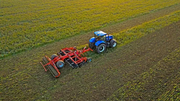 Maszyny OPTIMER są dostępne jako podwozia zawieszane, składane lub ciągnione, aby zaspokoić potrzeby każdego użytkownika.