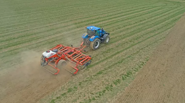 Siew roślin okrywowych w tym samym czasie co orka ścierniska pozwala zaoszczędzić jeden przejazd.