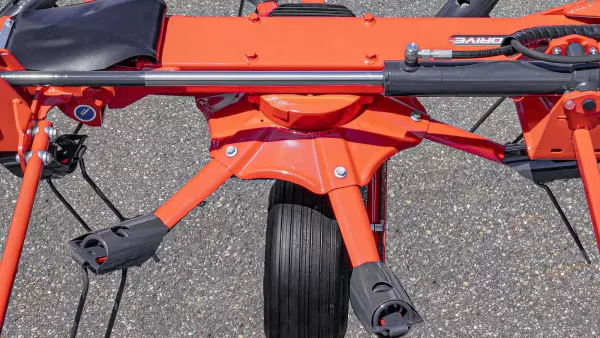 Przetrząsacze GF 8703 i 10803 są wyposażone w małe karuzele