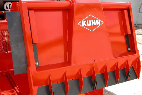 Płyta uszczelniająca i taśmy boczne w wycinaku do kiszonki z funkcją zadawania paszy POLYCROK pozwalają utrzymać dno pryzmy w czystości.