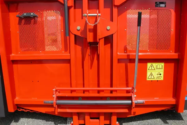 Półautomatyczny zaczep szybko sprzęgający wycinaka do kiszonki z funkcją zadawania paszy POLYCROK