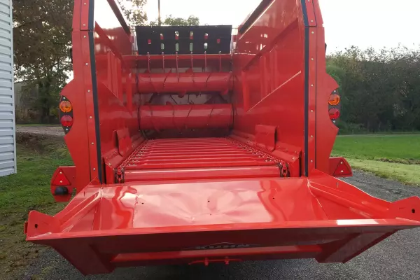 Zespół dwóch bębnów podających w modelu KUHN PRIMOR 15070 M zapewnia wydajną dystrybucję każdej paszy długowłóknistej.