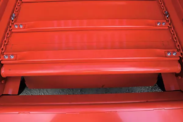 Ścielarka słomy z funkcją zadawania paszy KUHN PRIMOR 4260 M CUT CONTROL: stworzona z myślą o trwałości!