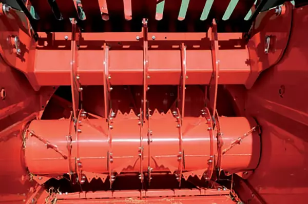 Dostosowanie pozycji zębów regulujących w ścielarce słomy z funkcją zadawania paszy PRIMOR 3570 M.