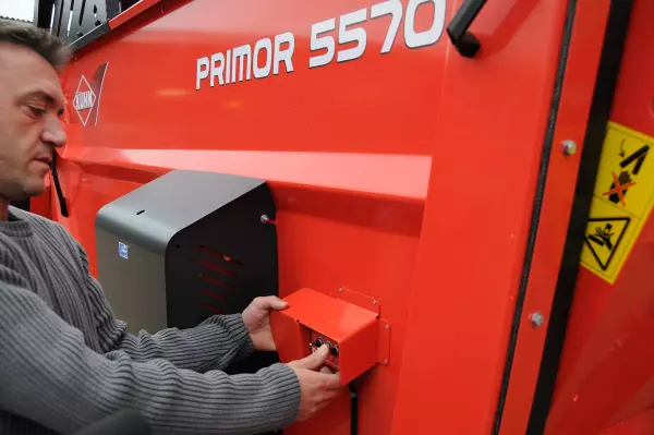 Podwójne sterowanie tylną klapą i przenośnikiem w ścielarce słomy z funkcją zadawania paszy KUHN PRIMOR 4260 M CUT CONTROL, umieszczone z tyłu po lewej stronie maszyny