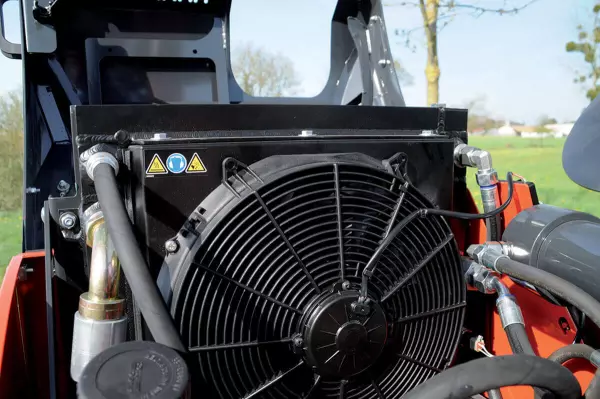 Przewymiarowana chłodnica w kosiarce wysięgnikowej do trawy i żywopłotów KUHN PRO-LONGER: stała moc