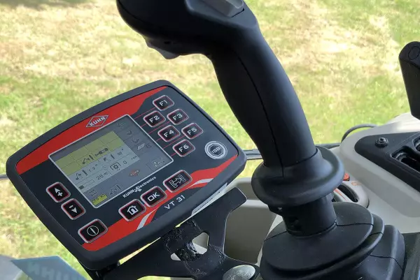 Terminal sterujący z kolorowym wyświetlaczem VT 31 w kosiarkach wysięgnikowych do trawy i żywopłotów KUHN PRO-LONGER GII