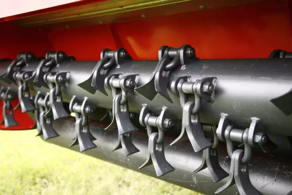 Rozdrabniacze PRO są przystosowane do cięcia trawy i zarośli, dzięki przegubowo montowanym Y-nożom.