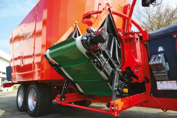 Przenośnik FLEXILIFT wysuwa się i chowa w ramę wozu paszowego PROFILE CL