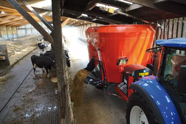 Przenośniki przechylne w wozach paszowych KUHN PROFILE są ciche i łatwe w obsłudze.