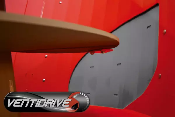 Opatentowany asymetryczny kształt otworu podającego wentylatora VENTIDRIVE w wozach paszowych PROFILE PLUS poprawia wydajność zasysania słomy.