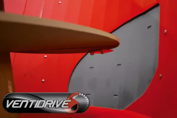 Opatentowany asymetryczny kształt otworu podającego wentylatora VENTIDRIVE w wozach paszowych PROFILE PLUS poprawia wydajność zasysania słomy.