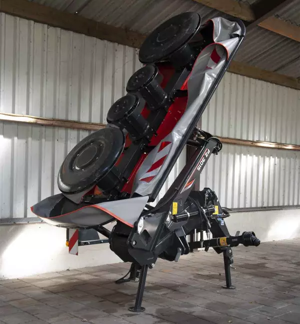 Kosiarka PZ 3015 jest dostarczana z opcjonalnym stojakiem parkingowym umożliwiającym przechowywanie w pionie.