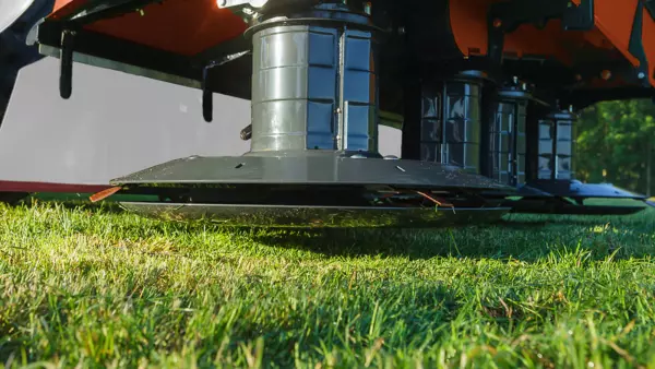 Składane osłony przednie i boczne można podnosić, co ułatwia codzienną kontrolę i wymianę noży.