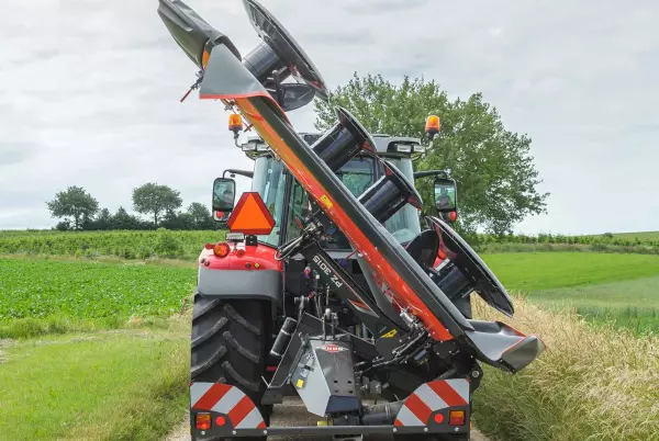 W celu zapewnienia stabilnego transportu, maszyna jest transportowana złożona pod kątem 120°, co sprawia, że ciężar maszyny rozkłada się równiej na tylne koła.