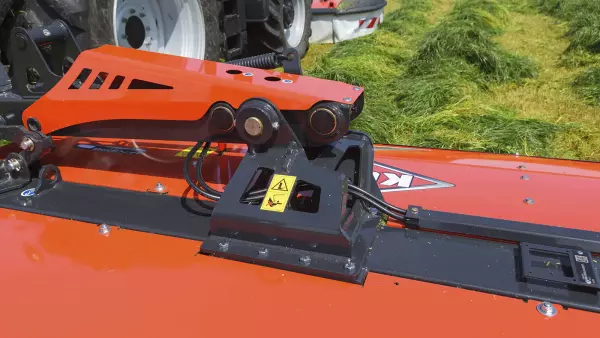 Szerokość roboczą kosiarki można ustawić na trzech poziomach.