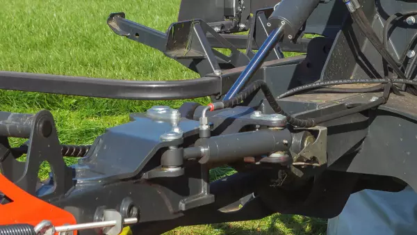 LIFT-CONTROL to system zawieszenia z akumulatorem gazowym zastępującym tradycyjną sprężynę. System wykorzystuje siły kinetyczne działające na zespół koszący.