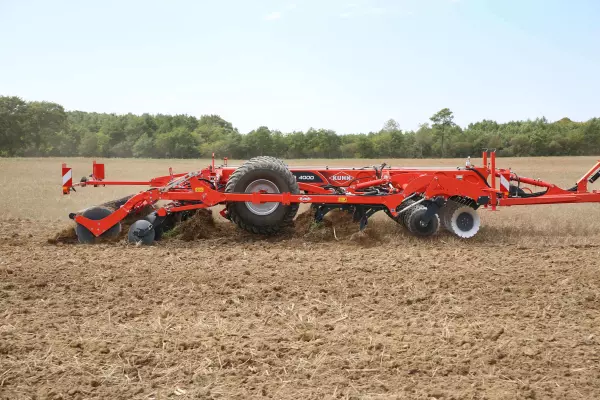 Rzędy zębów kultywatora PERFORMER w pracy