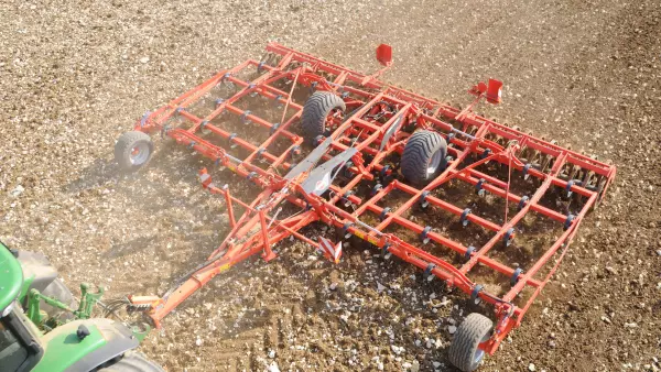 PROLANDER nie potrzebuje dużego ciągnika, aby dostosować się do różnych zabiegów agrotechnicznych.
