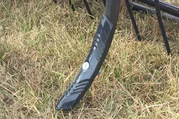 Odwracalne proste dłuto posiada otwór w zębie „S” kultywatora PROLANDER 