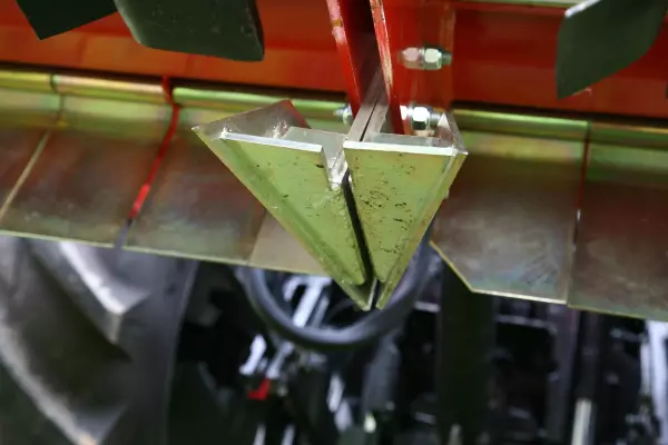 Specjalny nagarniacz w modelu RM 610 zapewnia wydajne unoszenie resztek roślinnych