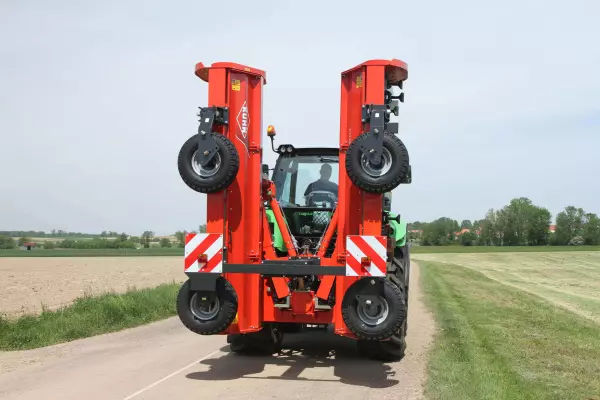 Rozdrabniacz RM 610 wyposażony w hydrauliczny system składania zapewnia bezpieczny transport.