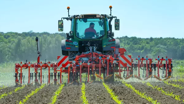 Zdjęciepielnika do upraw rzędowych ROWLINER z sekcjami pielącymi podniesionymi za pomocą systemu sterowania sekcjami.