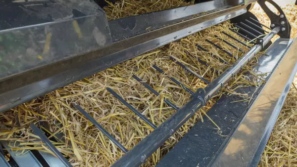 KUHN POWER FEED ROLLER jest napędzanym wałem uprawowym, który umożliwia równomierny przepływ plonu