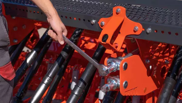 Centralna regulacja głębokości siewu.