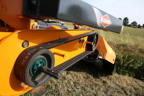 Napęd jest zapewniony przez pasy