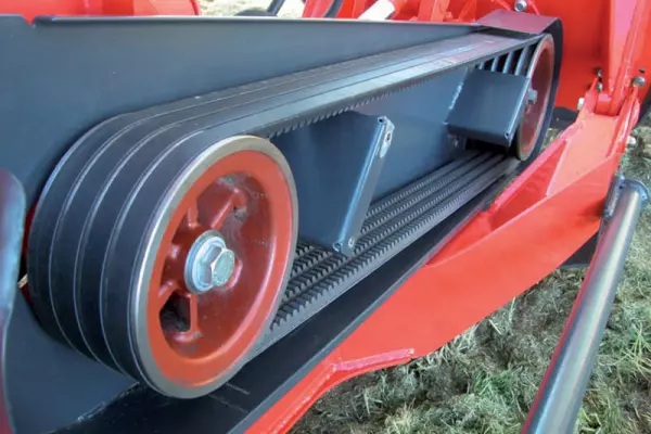Napęd z poczwórnym zespolonym pasem klinowym zapewnia kosiarkom do poboczy SPRING-LONGER serii 80 niezawodność i niskie koszty serwisowe.