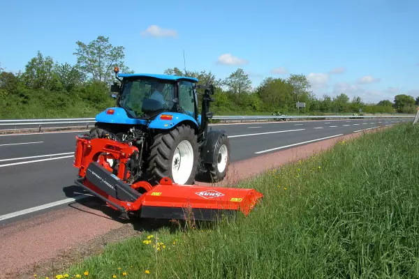 Konstrukcja z płaskich elementów i zastosowanie stali o bardzo dużej plastyczności zapewnia większą wytrzymałość mechaniczną kosiarek do poboczy SPRING-LONGER serii 80.