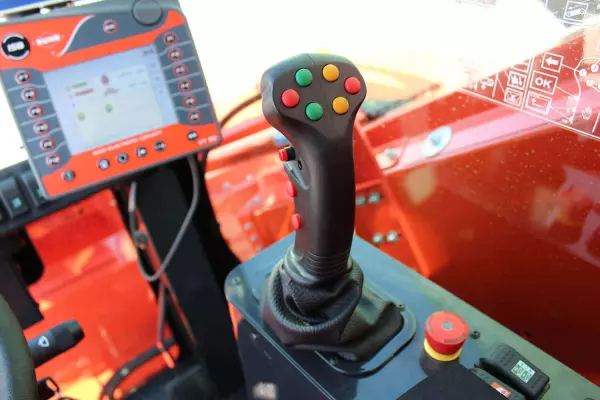 Bezkonkurencyjny komfort jazdy i ergonomia obsługi z myślą o kierowcach samojezdnych wozów paszowych KUHN SPV Access/Power/Intense