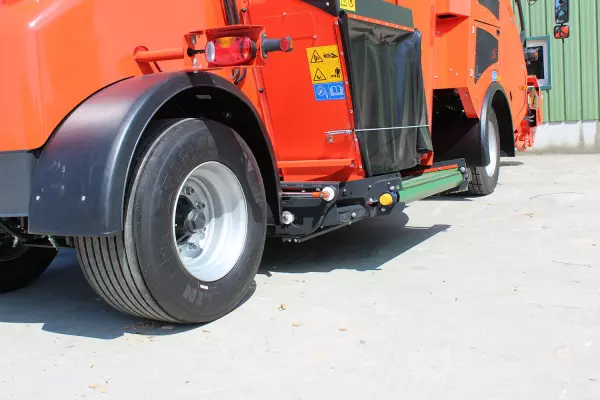 Samojezdne wozy paszowe KUHN SPV Access/Power/Intense zyskują jeszcze bardziej kompaktowe wymiary, dzięki składanemu przenośnikowi, który chowa się pod zbiornikiem.