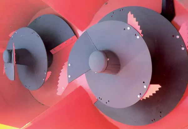 Możliwość regulacji prędkości pracy ślimaka oraz programowanie czasu mieszania z poziomu kabiny w samojezdnych wozach paszowych KUHN SPW Intense pozwala rolnikowi dostosować intensywność cięcia do różnych dawek.