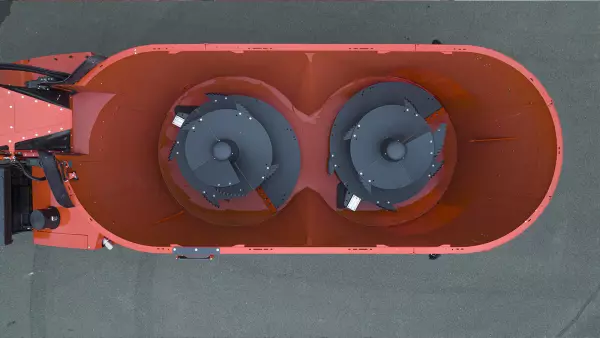 Dwa pionowe ślimaki wozu SPW Power zapewniają wysoką jakość mieszania.