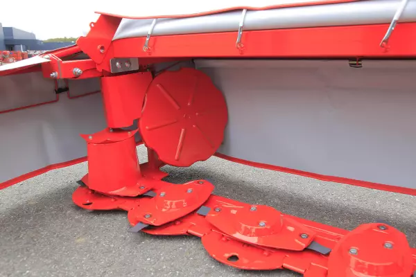 Dobry przepływ paszy przez maszynę, dzięki bezpośredniemu napędowi belki tnącej