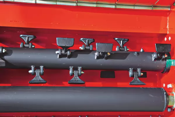 Umieszczenie wału kopiującego możliwie jak najbliżej rotora zapewnia lepsze rozdrobnienie i szybszy rozkład resztek roślinnych.