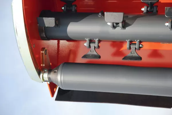 Umieszczenie wału kopiującego możliwie jak najbliżej rotora sprzyja lepszemu rozkładowi rozdrobnionych resztek roślinnych.