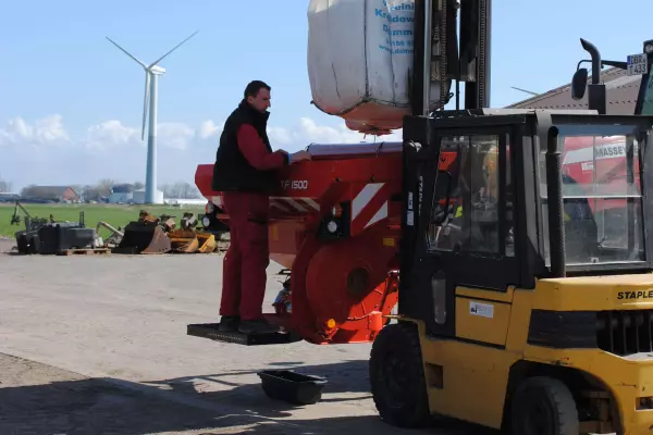 Przedni zbiornik TF 1512 łatwy do napełniania z big baga