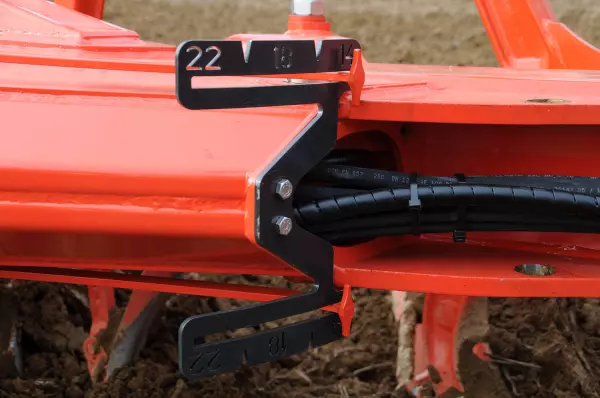 Wskaźnik szerokości cięcia jest widoczny z pozycji roboczej.