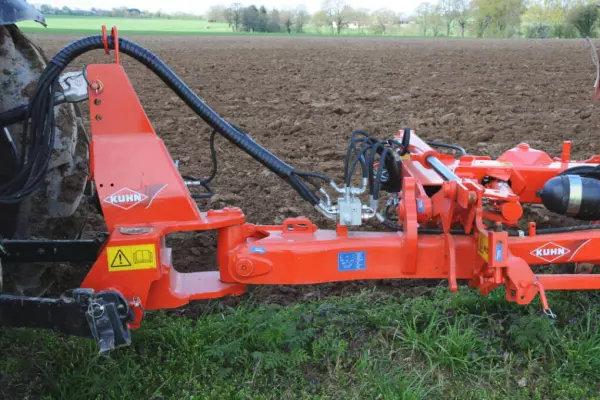 Widok na zaczep i przednią belkę sprzęgającą pługa VARI-MANAGER