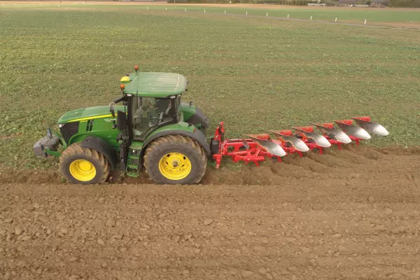 Hydrauliczna regulacja z kabiny ciągnika zapewnia błyskawiczne dostosowanie maszyny do warunków roboczych