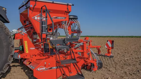 Zbiornik, głowica rozdzielająca i aparat wysiewający są łatwo dostępne.