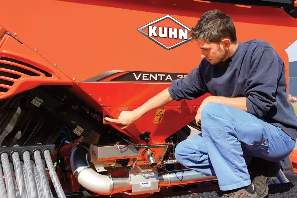 Siewnik rzędowy pneumatyczny serii VENTA. Przycisk do kalibracji aparatu wysiewowego z tyłu maszyny.