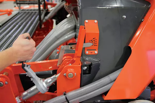 Ustaw głębokość wysiewu i wyreguluj położenie zagarniacza w pneumatycznym siewnikach rzędowych VENTA