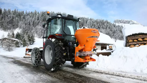 Regulowane osłony ze stali nierdzewnej ustawiają szerokość roboczą rozdrabniacza do soli i piasku VSA.