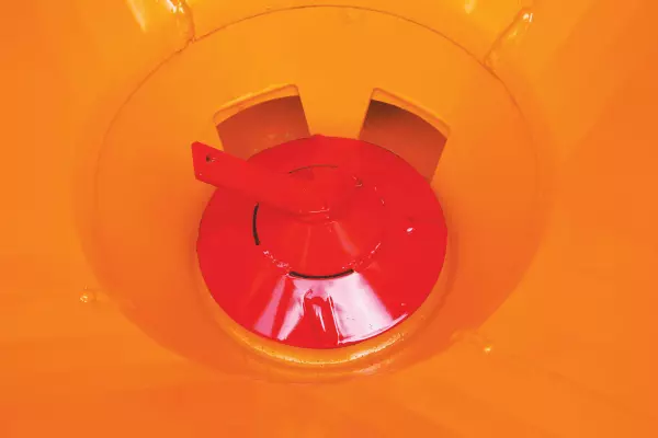 W rozsiewaczu do soli i piasku VSA regulowane dno zbiornika z wylotami ze stali nierdzewnej pozwala dostosować obraz rozsiewu do rodzaju wysiewanego produktu.