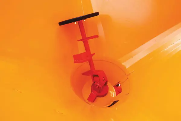 Specjalne mieszadło w rozsiewaczach do soli i piasku VSA do lepkich, problematycznych w wysiewie produktów.